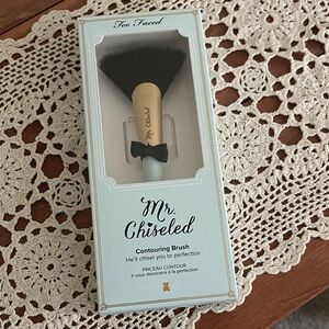 NIB-Two Faced-Mr. Chiseled Contouring Brush
